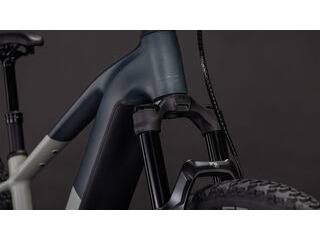 CUBE Reaction Hybrid Slt 800 click to zoom image