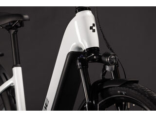 CUBE Touring Hybrid One 600 Metallicwhite/chrome click to zoom image
